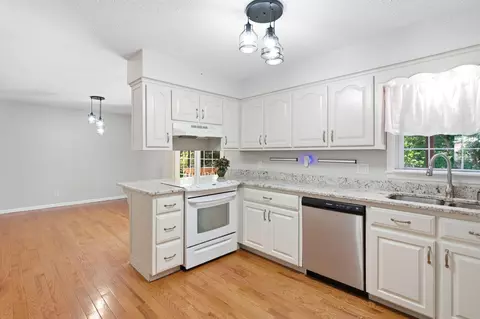 Kitchen - 1913 Lakeview Dr, Fulton, MO 65251 photo 2 of 2