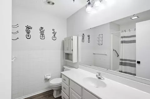 Bath - 1913 Lakeview Dr, Fulton, MO 65251 photo 2 of 3