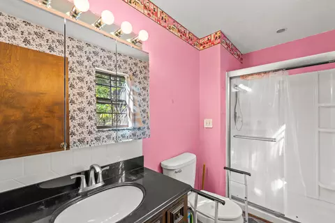 Bath - 801 Bradley Ln, Fulton, MO 65251 photo 1 of 3