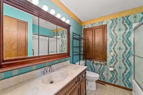 Bath - 801 Bradley Ln, Fulton, MO 65251 photo 2 of 3