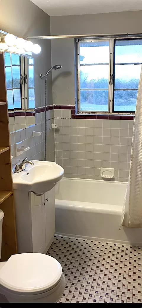 Bath - 5731 S Bearfield Rd, Columbia, MO 65203 photo 1 of 1