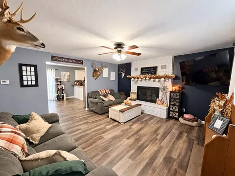 Living - 217 S Reed St, Centralia, MO 65240 photo 2 of 3