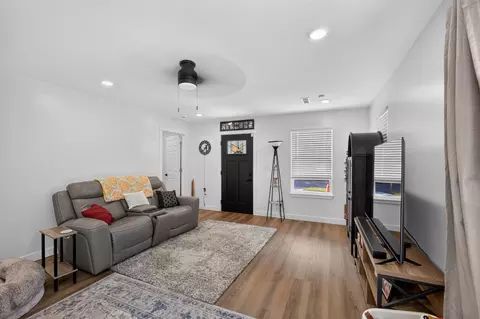 Entry Way - 815 Myra St, Moberly, MO 65270 photo 1 of 4