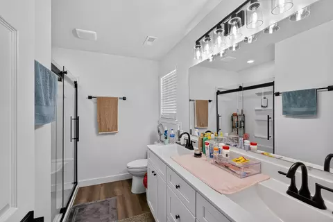Bath - 815 Myra St, Moberly, MO 65270 photo 1 of 3