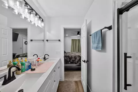 Bath - 815 Myra St, Moberly, MO 65270 photo 2 of 3