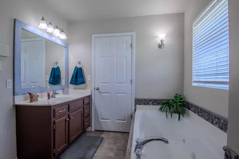 Bath - 2057 Beelman Rd, Holts Summit, MO 65043 photo 2 of 4