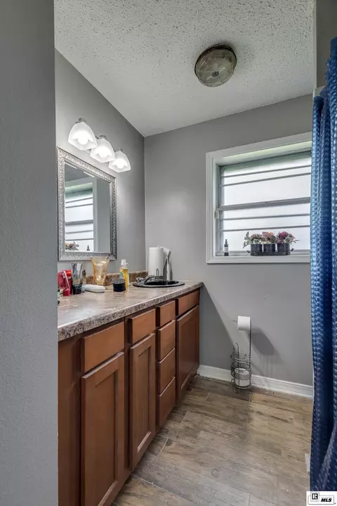 Bath - 957 Moore Rd, Monroe, LA 71201 photo 2 of 4