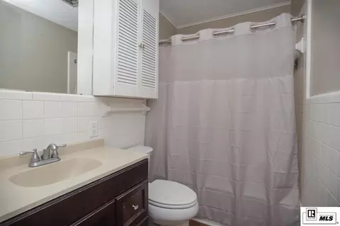 Bath - 3100 Lakeview Pl, Ruston, LA 71270 photo 2 of 2