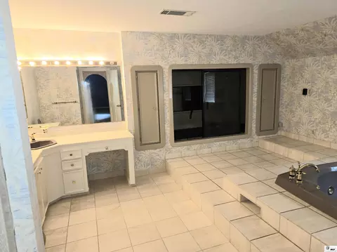 Bath - 7634 Ezell Rd, Bastrop, LA 71220 photo 6 of 12