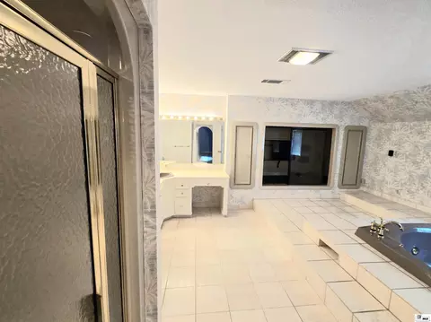Bath - 7634 Ezell Rd, Bastrop, LA 71220 photo 5 of 12