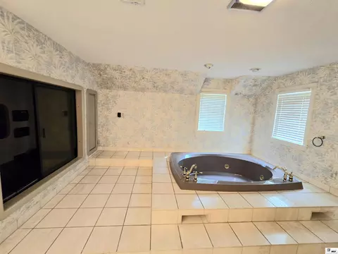 Bath - 7634 Ezell Rd, Bastrop, LA 71220 photo 10 of 12