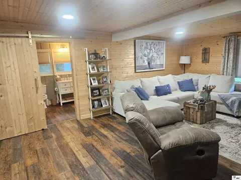 Living - 696 Harmon Loop, Homer, LA 71040 photo 2 of 2