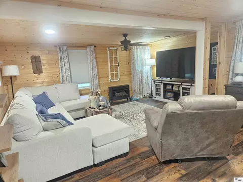 Living - 696 Harmon Loop, Homer, LA 71040 photo 1 of 2