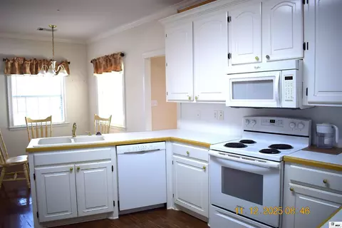 Kitchen - 609 Neptune Dr, Bastrop, LA 71220 photo 2 of 3