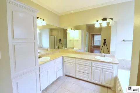 Bath - 1709 Rampart Dr, Ruston, LA 71270 photo 2 of 5