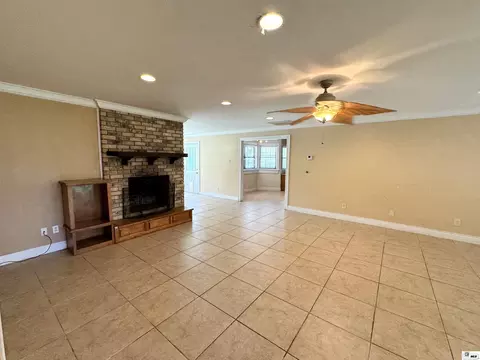 Living - 913 Fortune Dr, Monroe, LA 71203 photo 4 of 5