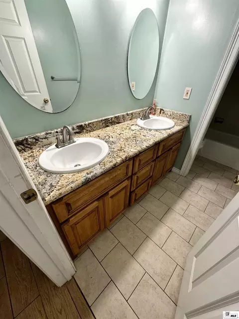 Bath - 913 Fortune Dr, Monroe, LA 71203 photo 3 of 3