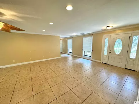 Living - 913 Fortune Dr, Monroe, LA 71203 photo 1 of 5