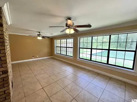 Living - 913 Fortune Dr, Monroe, LA 71203 photo 5 of 5