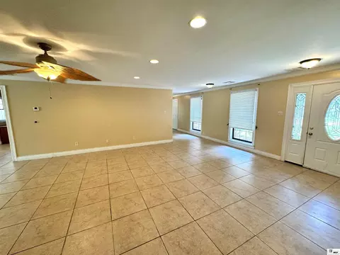 Living - 913 Fortune Dr, Monroe, LA 71203 photo 2 of 5