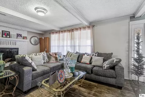 Living - 200 Evers Dr, Monroe, LA 71202 photo 2 of 5