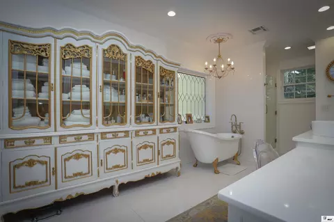 Bath - 2900 Post Oak Dr, Ruston, LA 71270 photo 2 of 9