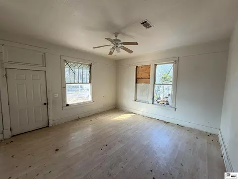 Living - 107 Peach St, Monroe, LA 71202 photo 6 of 8