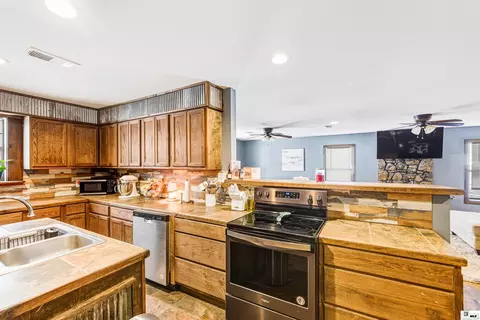 Kitchen - 6349 Bryan Loop, Bastrop, LA 71220 photo 3 of 4