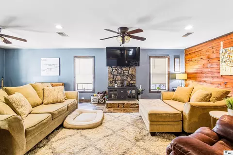 Living - 6349 Bryan Loop, Bastrop, LA 71220 photo 2 of 4