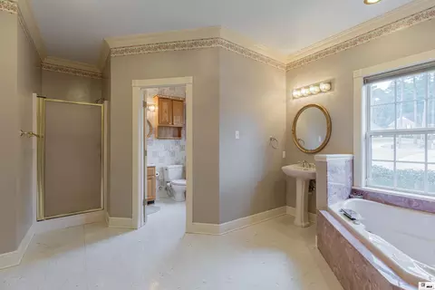 Bath - 2805 Post Oak Dr, Ruston, LA 71270 photo 2 of 6