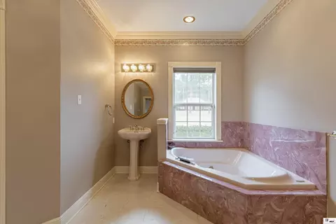 Bath - 2805 Post Oak Dr, Ruston, LA 71270 photo 3 of 6