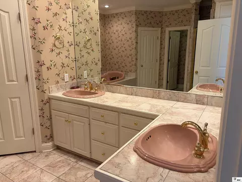 Bath - 392 Tremont Dr, Ruston, LA 71270 photo 2 of 7