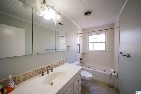 Bath - 3108 N Trenton St, Ruston, LA 71270 photo 2 of 4