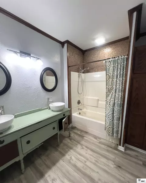 Bath - 404 Bres Ave, Monroe, LA 71201 photo 3 of 5