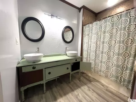 Bath - 404 Bres Ave, Monroe, LA 71201 photo 2 of 5