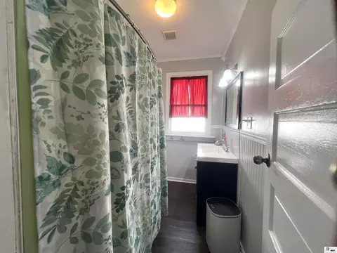 Bath - 404 Bres Ave, Monroe, LA 71201 photo 4 of 5