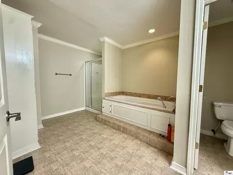 Bath - 908 S Maple St, Ruston, LA 71270 photo 1 of 4