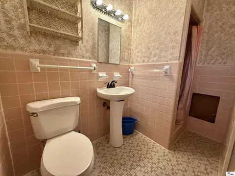 Bath - 908 S Maple St, Ruston, LA 71270 photo 3 of 4