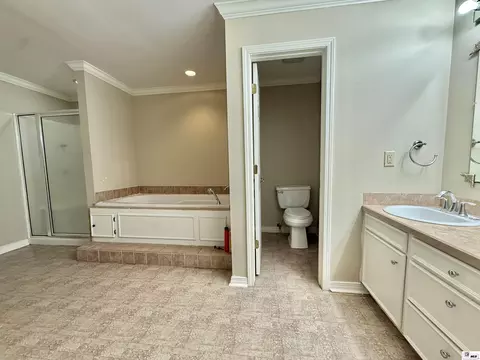 Bath - 908 S Maple St, Ruston, LA 71270 photo 2 of 4