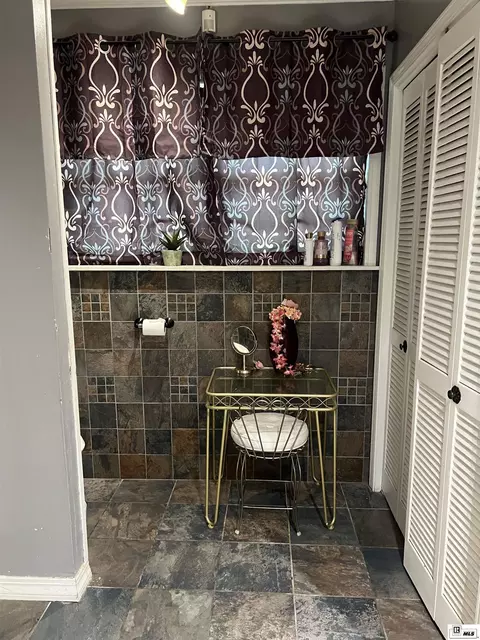 Bath - 127 Forrest Ave, Bastrop, LA 71220 photo 3 of 6