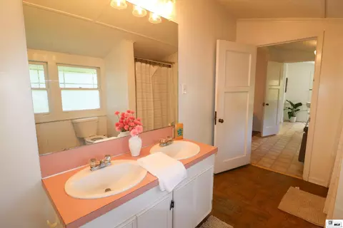 Bath - 509 E Kentucky Ave, Ruston, LA 71270 photo 3 of 4