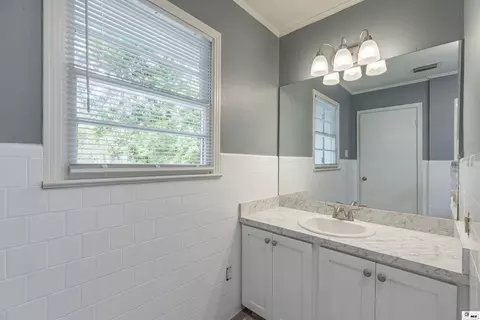 Bath - 1604 Valley Dr, Ruston, LA 71270 photo 1 of 3
