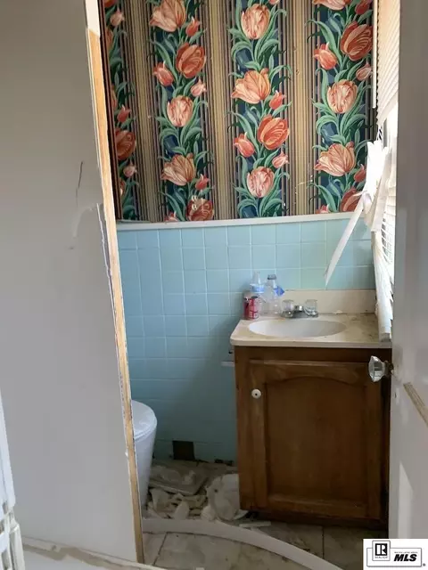Bath - 1206 St John St, Monroe, LA 71202 photo 1 of 2