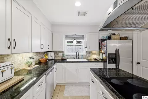 Kitchen - 2215 Valencia St, Monroe, LA 71201 photo 2 of 4