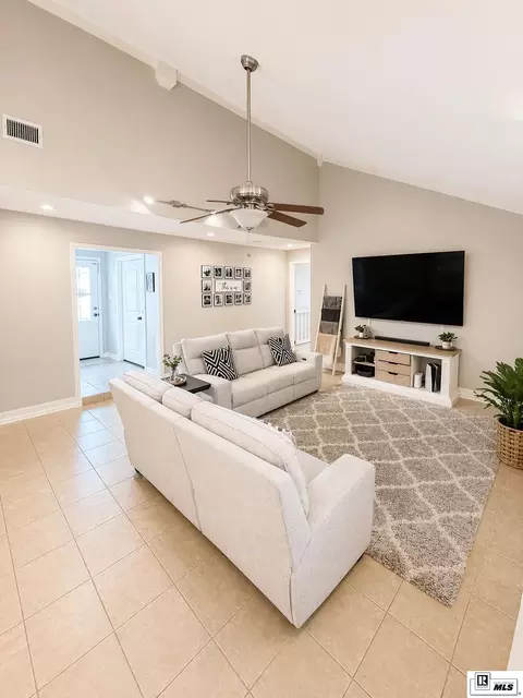 Living - 2215 Valencia St, Monroe, LA 71201 photo 1 of 3
