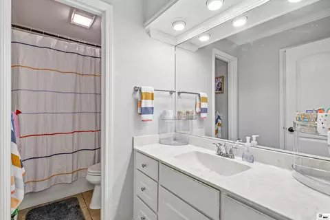Bath - 2215 Valencia St, Monroe, LA 71201 photo 2 of 3