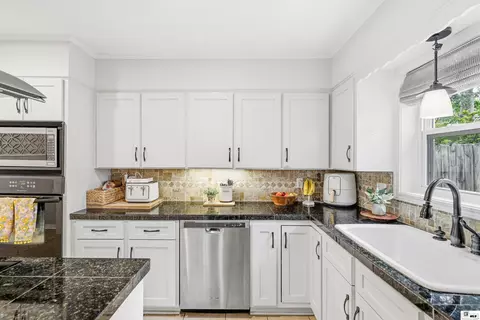 Kitchen - 2215 Valencia St, Monroe, LA 71201 photo 4 of 4