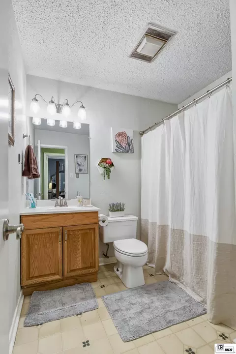 Bath - 129 Camillia Cir, Ruston, LA 71270 photo 1 of 3