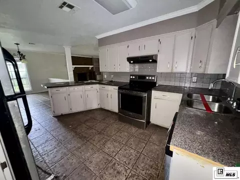 Kitchen - 3105 Lakeview Pl, Ruston, LA 71270 photo 2 of 2