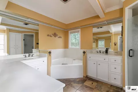 Bath - 1605 Quail Ln, Ruston, LA 71270 photo 2 of 5
